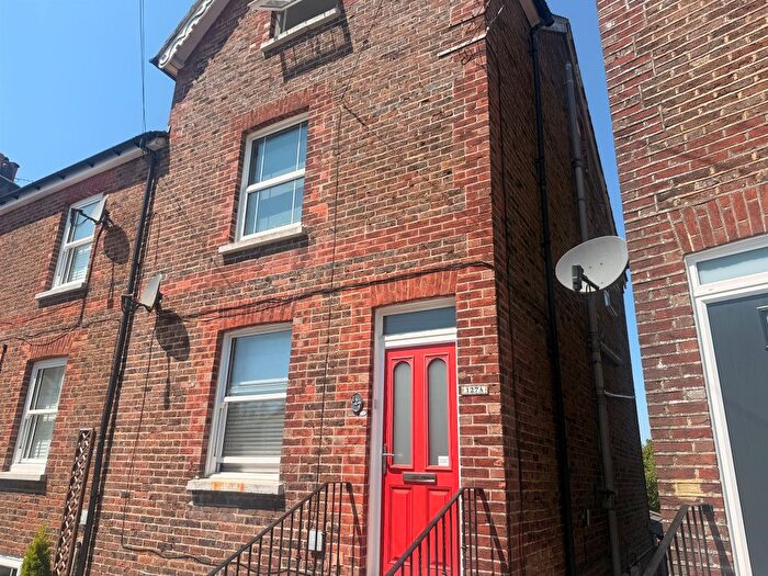 2 Bedroom Flat For Sale In Queens Road, East Grinstead, RH19