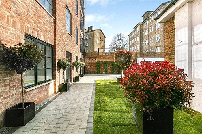 2 Bedroom Flat To Rent In Mitcham Lane, London, SW16