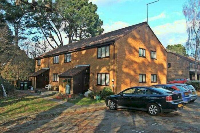 1 Bedroom Flat To Rent In Tresillian Gardens, West End, SO18