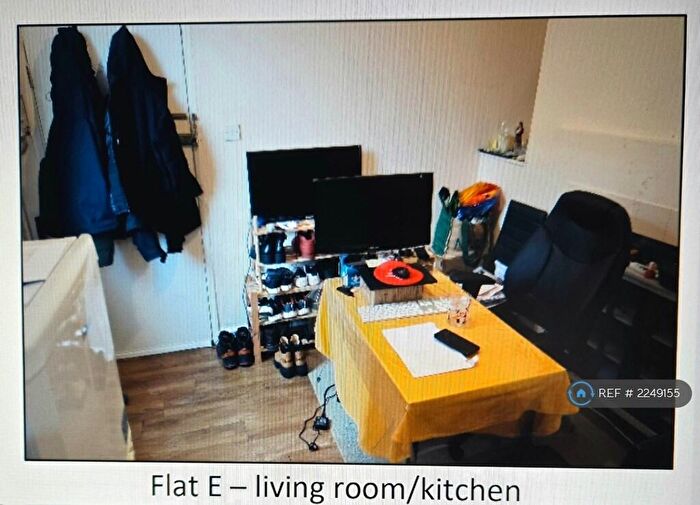 2 Bedroom Flat To Rent In Knights Hill, London, SE27