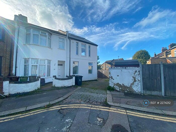 2 Bedroom Flat To Rent In Myrtle Road, Walthamstow, London, E17