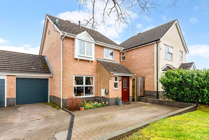 3 Bedroom Link Detached House For Sale In Stour Close, Petersfield, Hampshire, GU31