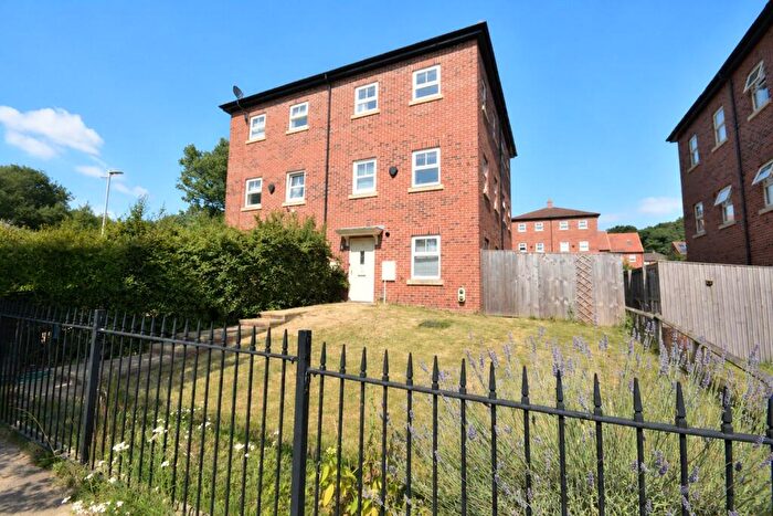 2 Bedroom Town House For Sale In Asket Fold, Leeds, West Yorkshire, LS14