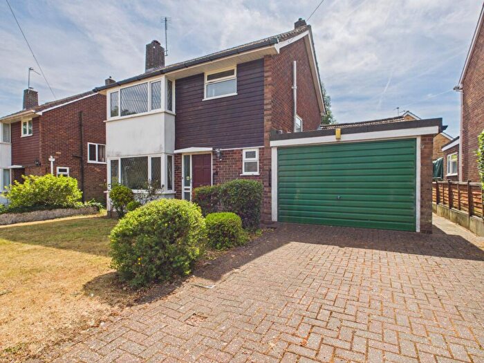 3 Bedroom Detached House For Sale In Shepherds Fold, Holmer Green, High Wycombe, Buckinghamshire, HP15