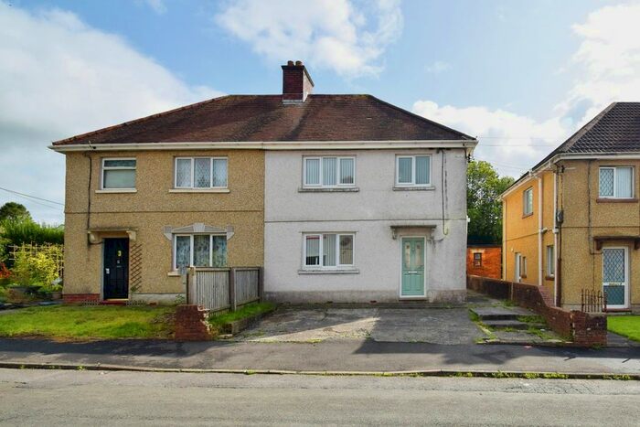 3 Bedroom Semi-Detached House For Sale In Maes Tomos, Trimsaran, Kidwelly, Carmarthenshire, SA17
