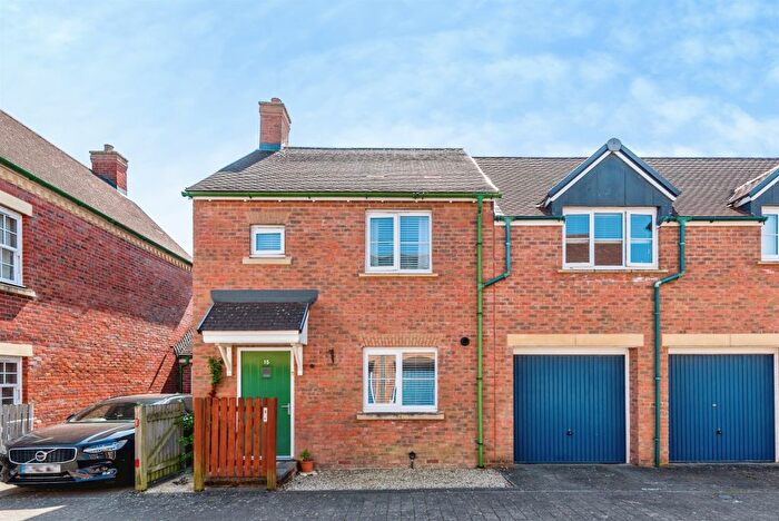 3 Bedroom End Terrace House For Sale In Dunsley Vale, Swindon, SN1