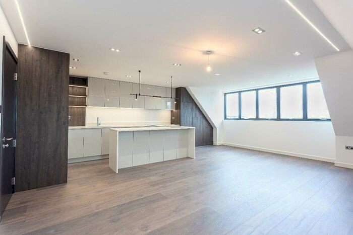 2 Bedroom Apartment To Rent In The Ridgeway, London, NW11