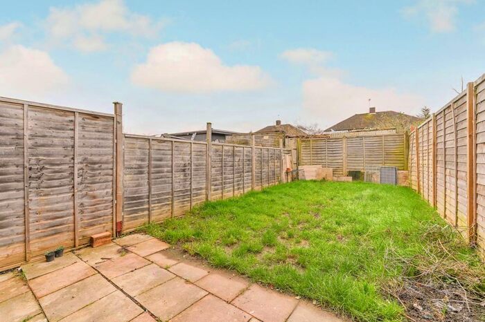 2 Bedroom Flat To Rent In Stirling Close, Norbury, London, SW16