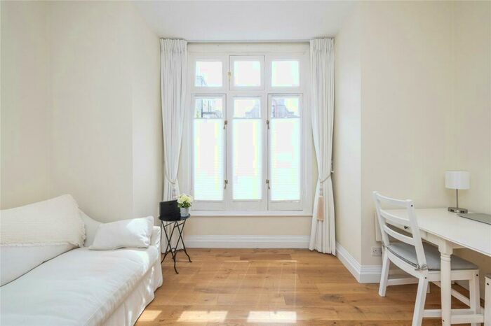 Flat To Rent In Denning Road, Hampstead, NW3