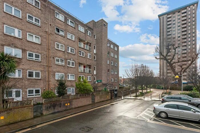 3 Bedroom Ground Maisonette For Sale In Ampthill Square, London, NW1
