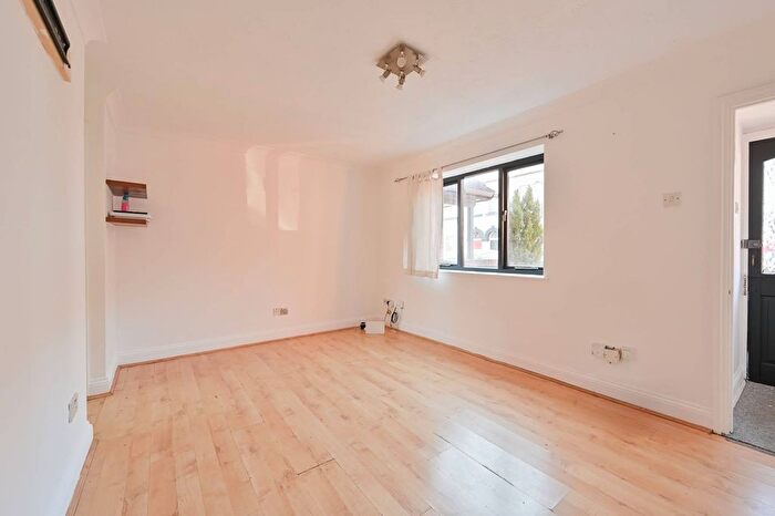 1 Bedroom Flat For Sale In Mussenden Court, Watford, WD24