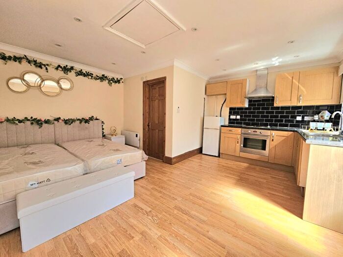 Studio To Rent In Leamington Road, Southall, UB2