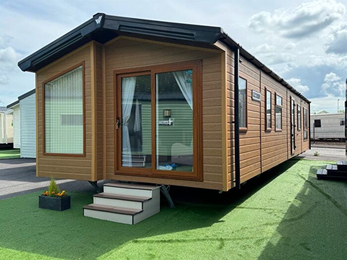 2 Bedroom Mobile/park Home For Sale In Manor House Caravan Park, Church Laneham, Retford, DN22