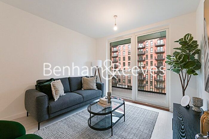 2 Bedroom Flat To Rent In Farine Avenue, Hayes, UB3