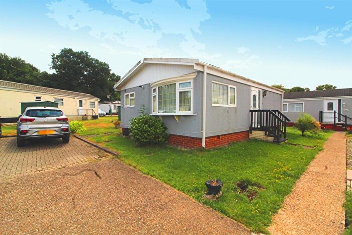 2 Bedroom Mobile Home For Sale In Barnet Road, Barnet, EN5