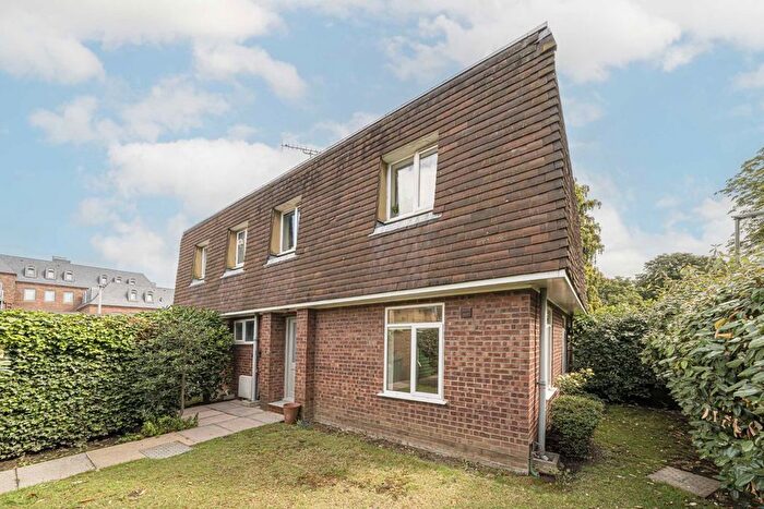 1 Bedroom Flat To Rent In Station Approach, Sunbury-On-Thames, TW16