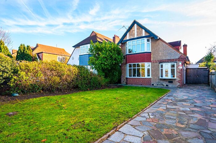 3 Bedroom Detached House For Sale In Malden Way, New Malden, KT3