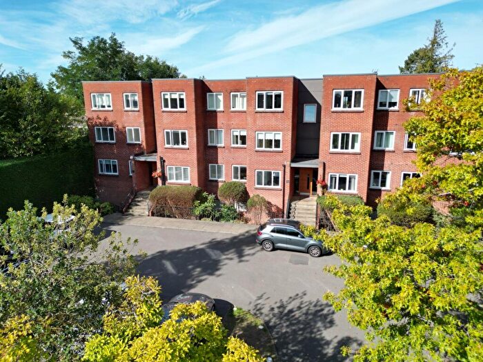 2 Bedroom Apartment For Sale In Weybridge, Surrey, KT13