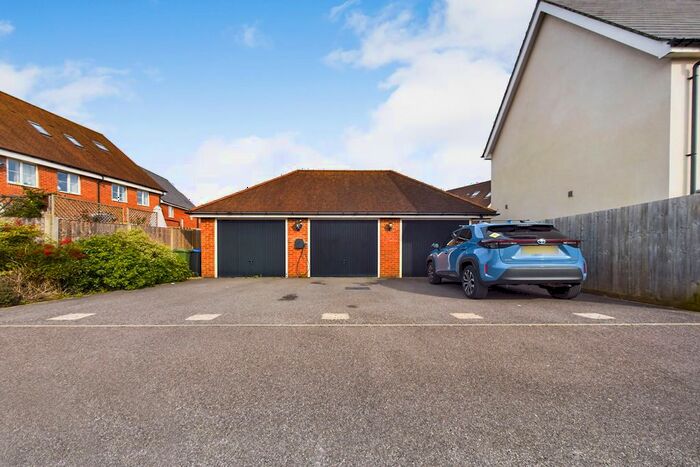 2 Bedroom End Of Terrace House To Rent In Illett Way, Faygate, Horsham, RH12