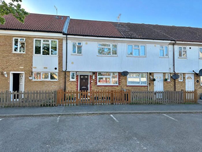 3 Bedroom Terraced House For Sale In Lundy Drive, Hayes, UB3
