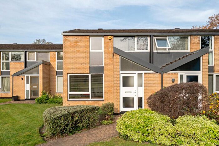 3 Bedroom House For Sale In Holme Chase, Weybridge, KT13