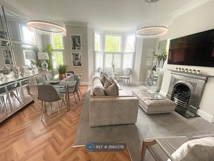 2 Bedroom Flat To Rent In Clarendon Avenue, Leamington Spa, CV32