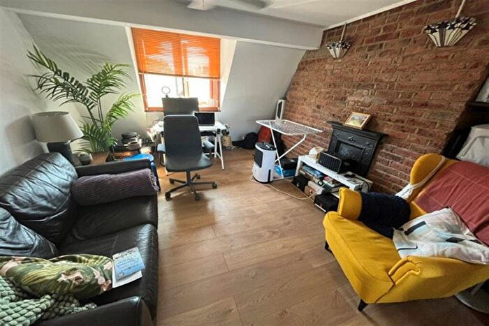 1 Bedroom Flat To Rent In Essex Road - - Epc Rating E, N1