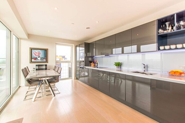 3 Bedroom Flat To Rent In Glass House Gardens, Stratford, London, E20