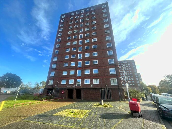 3 Bedroom Flat To Rent In Avondale Drive, Hayes, Greater London, UB3