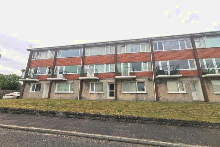 2 Bedroom Property To Rent In Clyne Close, Swansea, SA3