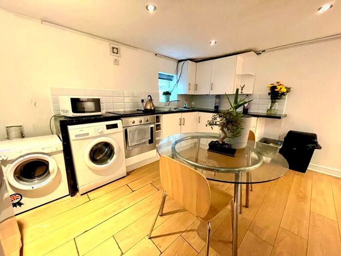 2 Bedroom Flat To Rent In Mayfield Road, Whalley Range, M16