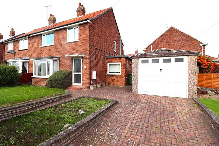 3 Bedroom Semi-Detached House For Sale In The Oval, Brough, HU15