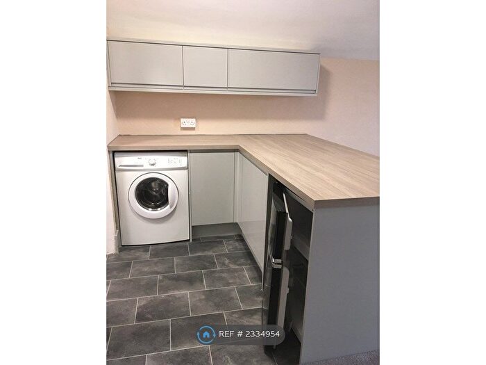 1 Bedroom Flat To Rent In Oakcroft, London, SE12