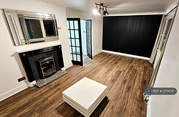 2 Bedroom Flat To Rent In The Knares, Basildon, SS16