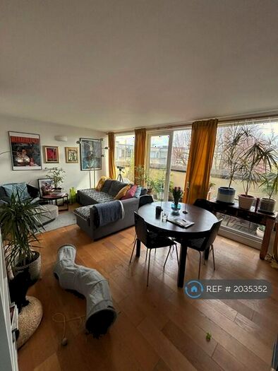 2 Bedroom Flat To Rent In Athlone Square, Windsor, SL4