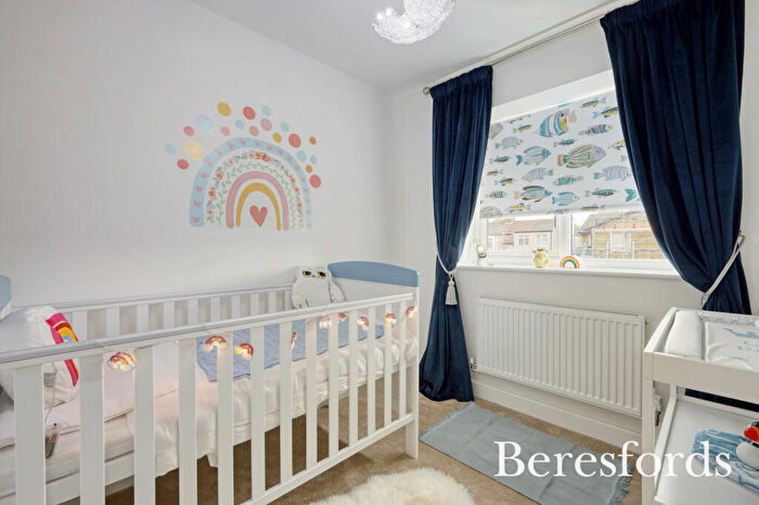 3 Bedroom End Of Terrace House For Sale In Apsley Mews, Victoria Road, RM1