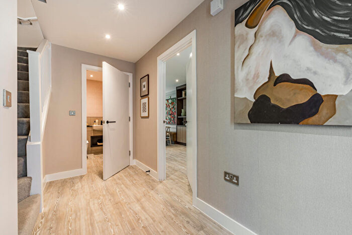 3 Bedroom Town House For Sale In North Gate Park, London, N15