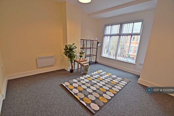 4 Bedroom Flat To Rent In Woodfield Road, Manchester, M8