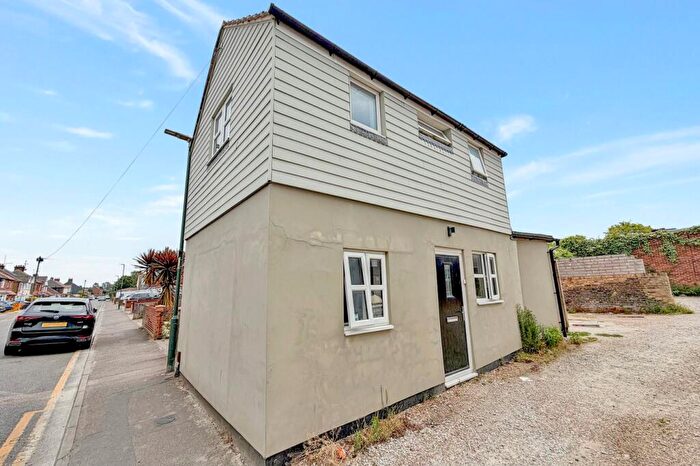 2 Bedroom Detached House For Sale In Solomon Road, Rainham, Gillingham, ME8