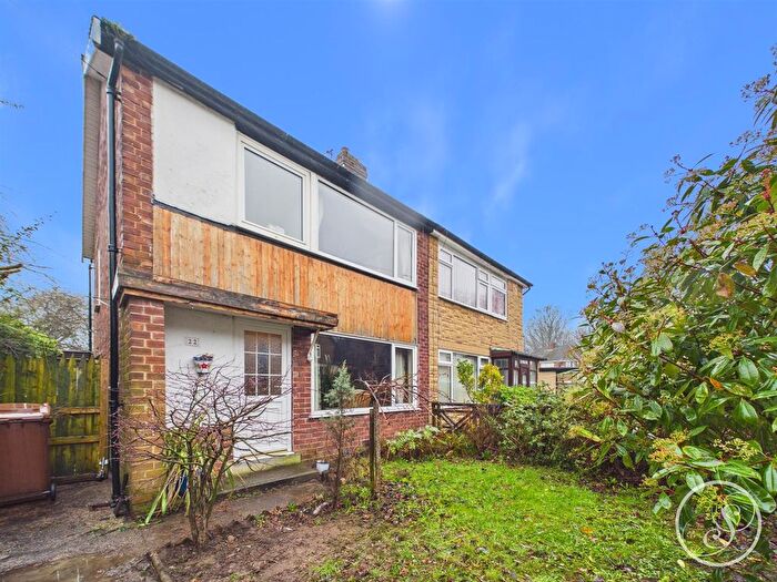 3 Bedroom Semi Detached House For Sale In Whitebridge Crescent, Leeds, LS9