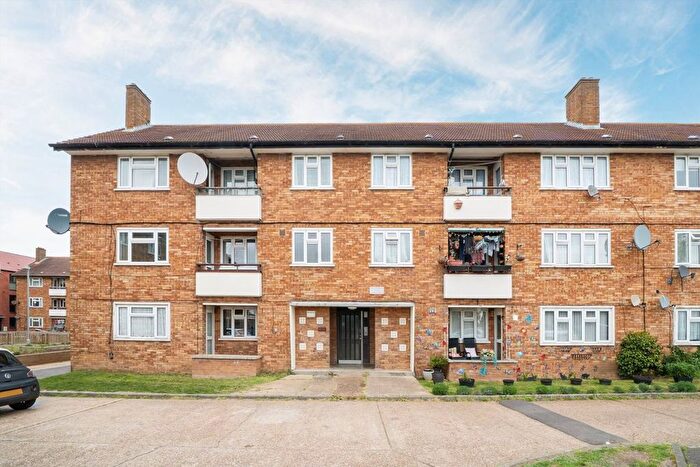 3 Bedroom Flat To Rent In Heathcote Avenue, Ilford, IG5