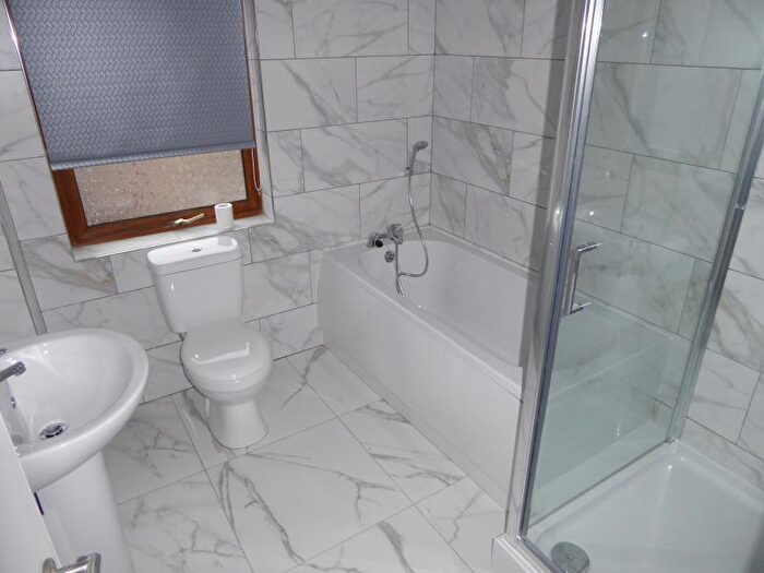 2 Bedroom Terraced House To Rent In Woodview Place, Beeston, LS11