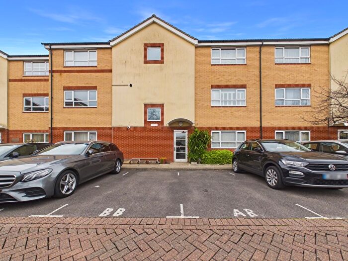 2 Bedroom Flat For Sale In Chertsey Road, Feltham, Middlesex, TW13