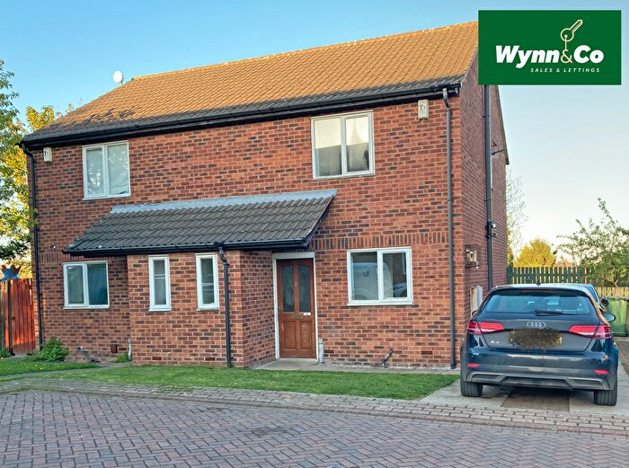 3 Bedroom Semi Detached House For Sale In St. Philips Close, Middleton, Leeds, LS10