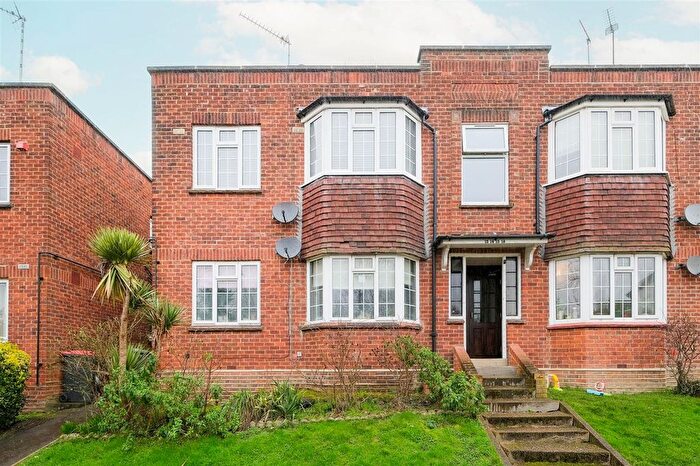 2 Bedroom Flat For Sale In High Road, Loughton, IG10