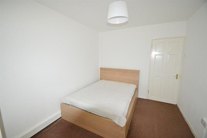 3 Bedroom Flat To Rent In Nevern Road, Earls Court, SW5