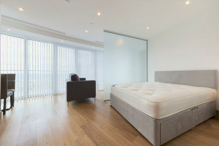 Apartment To Rent In Crossharbour Plaza, London, E14