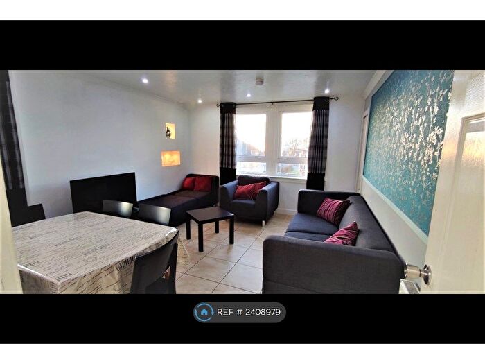 3 Bedroom Flat To Rent In Knockhill Road, Renfrew, PA4