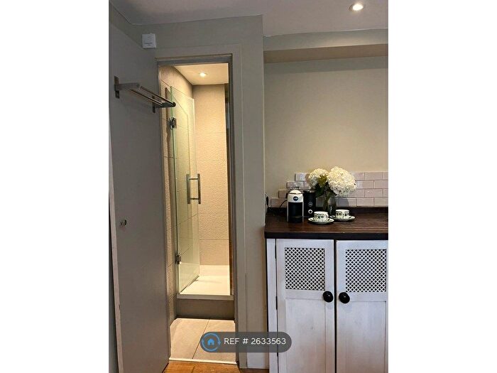 2 Bedroom Flat To Rent In Basement, London, SW8