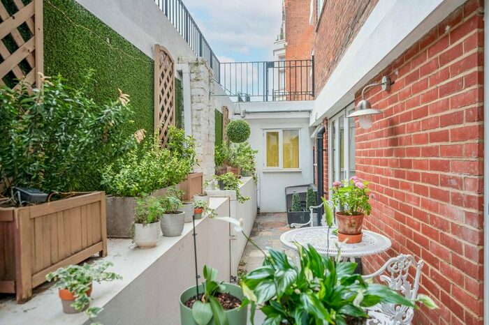 2 Bedroom Flat To Rent In Palace Court, Notting Hill Gate, London, W2